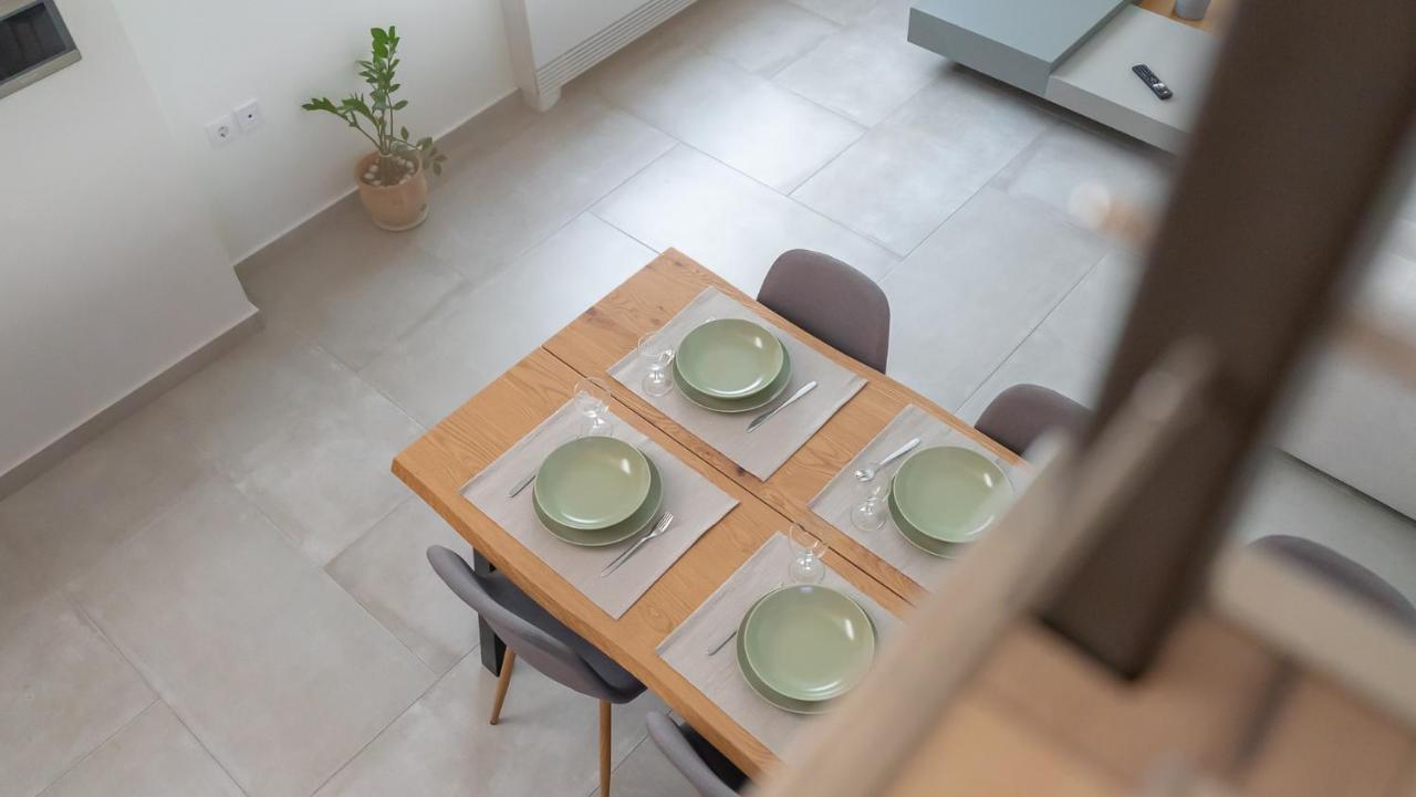 A Brand New, Beautifully Decorated Maisonette. Apartment *