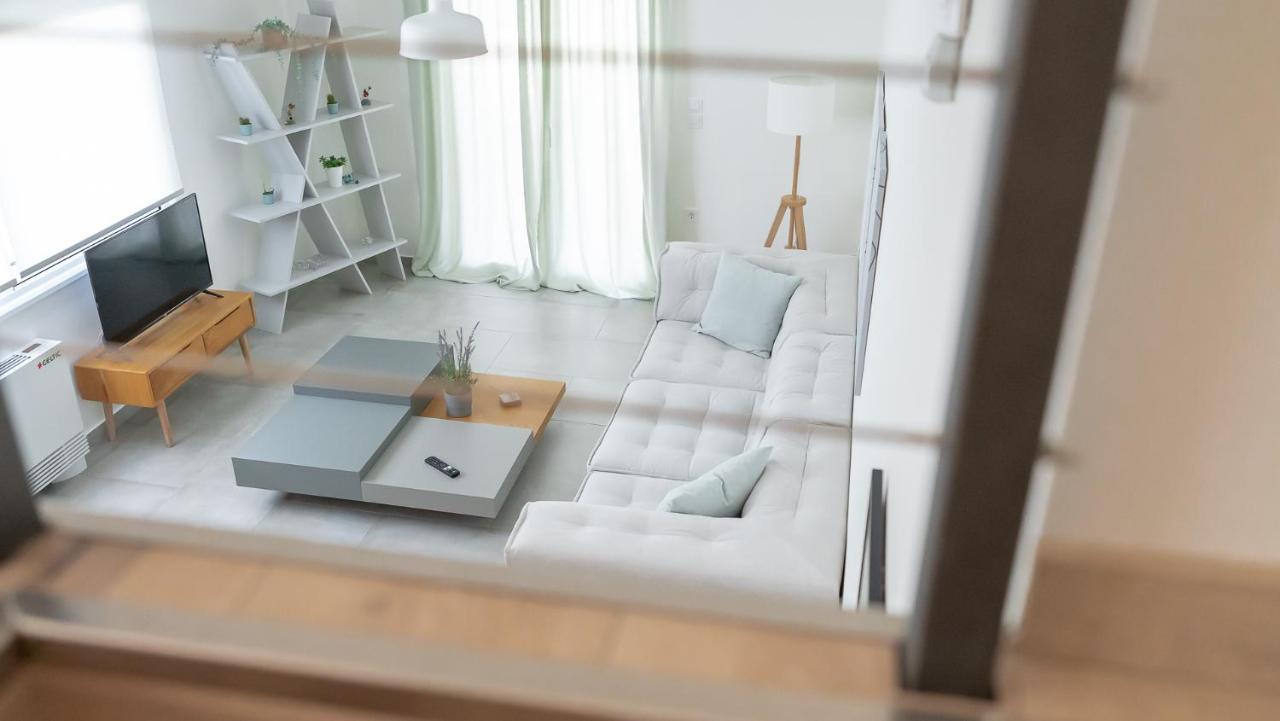 A Brand New, Beautifully Decorated Maisonette. Apartment *